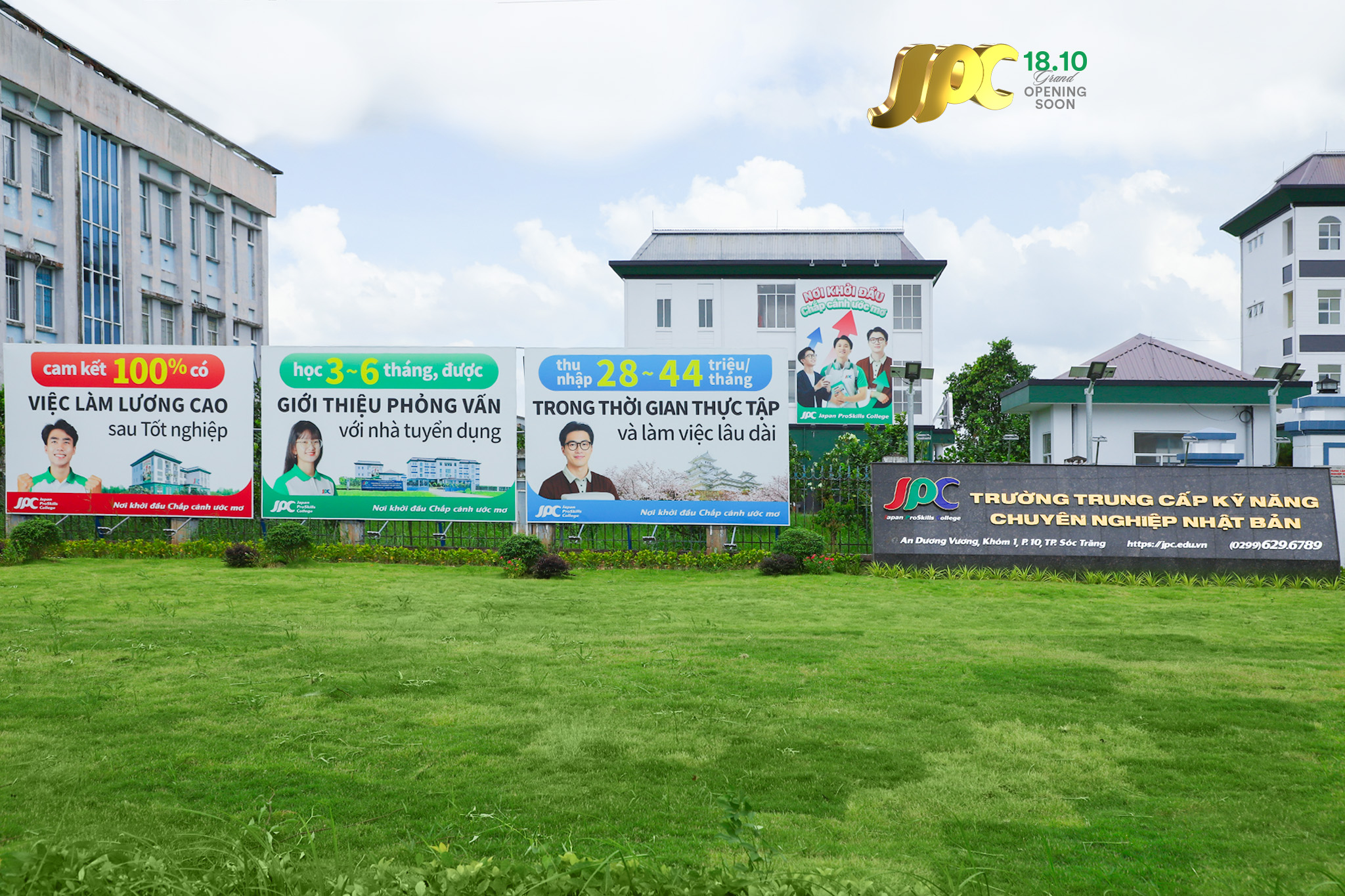 Không gian xanh trước cổng trường JPC