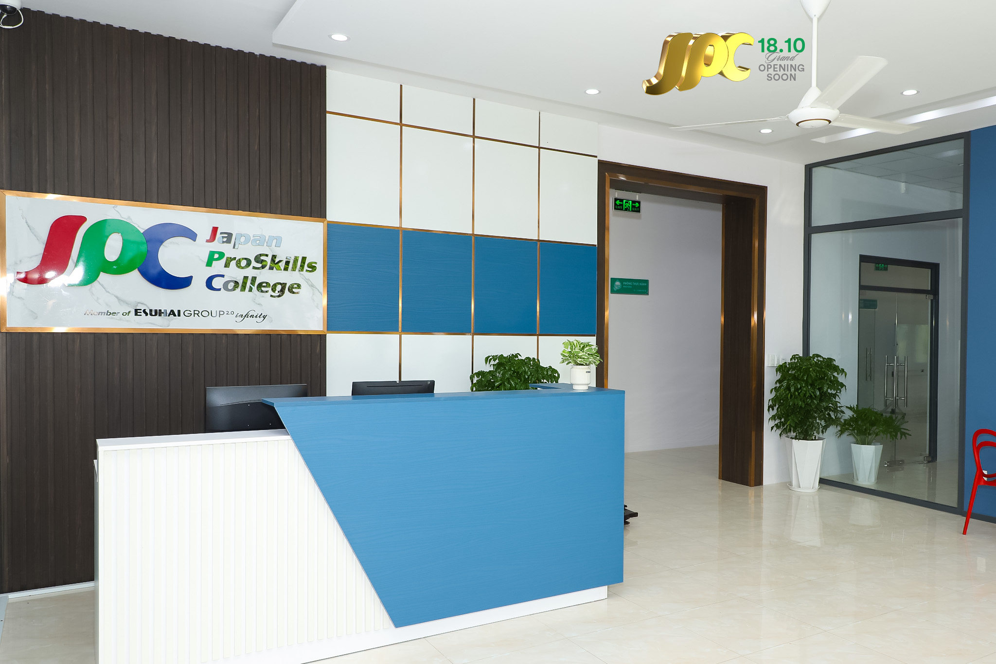 Khu vực Bàn lễ tân tiếp đón các bạn sinh viên