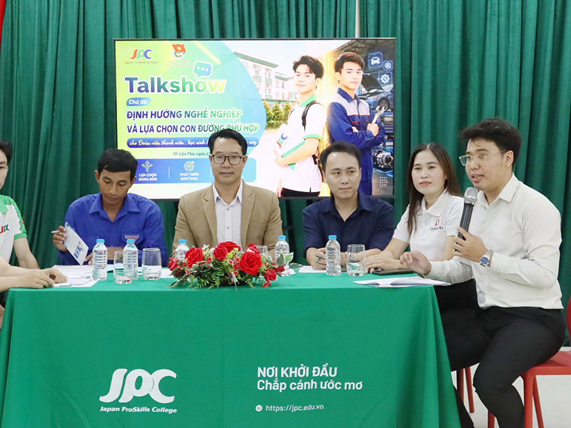 Talkshow “Định hướng nghề nghiệp – Chọn đúng con đường, vững bước tương lai”